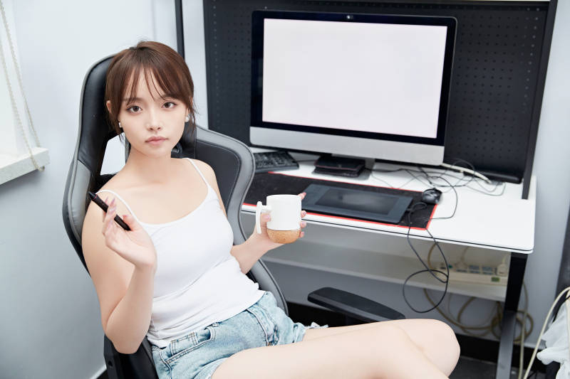 居家在电脑前工作的亚洲少女图片