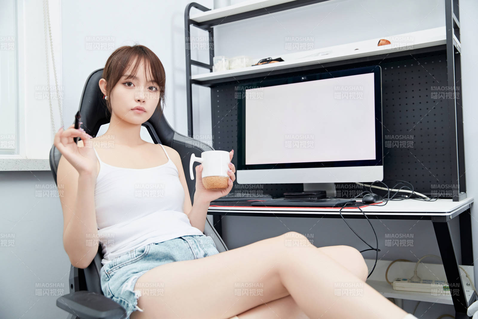 居家在电脑前工作的亚洲少女图片