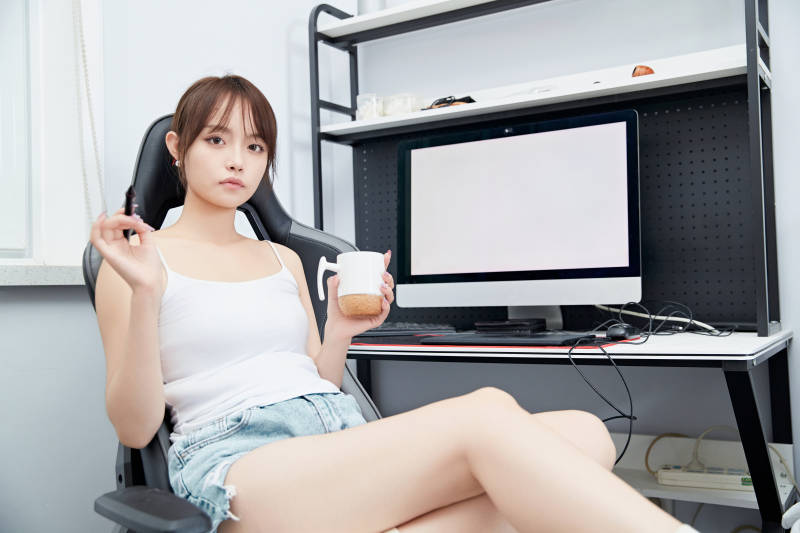 居家在电脑前工作的亚洲少女图片