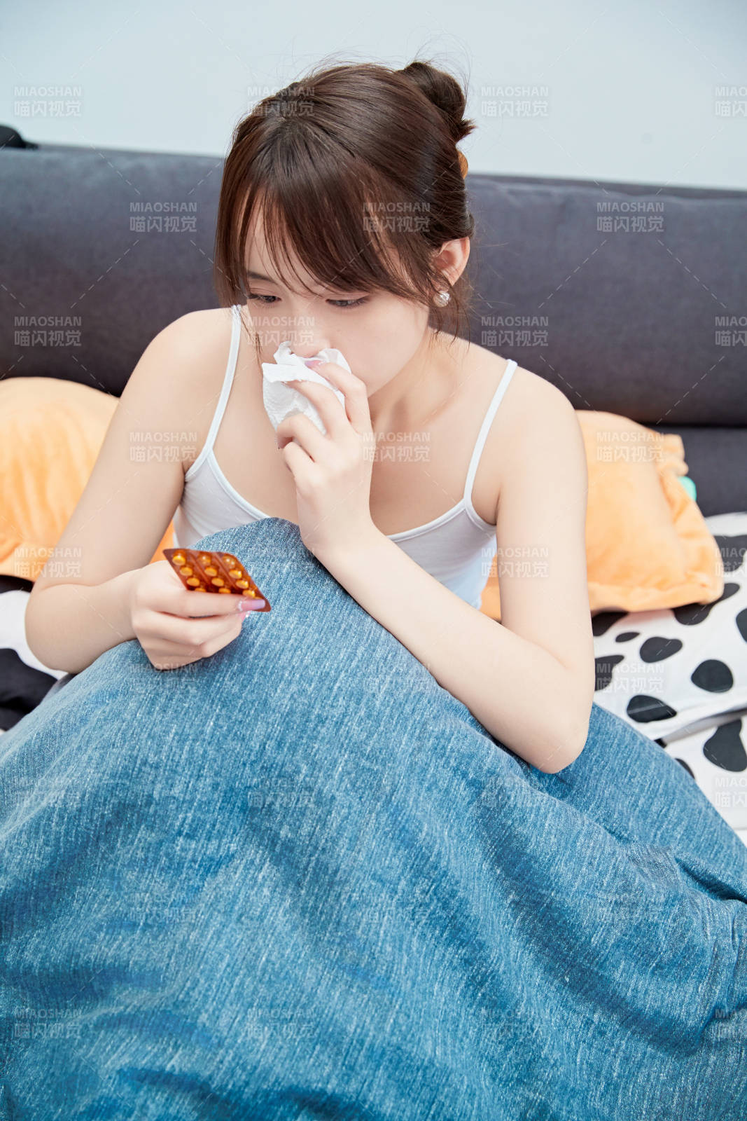 因为生病在家躺在床上的养病的少女图片