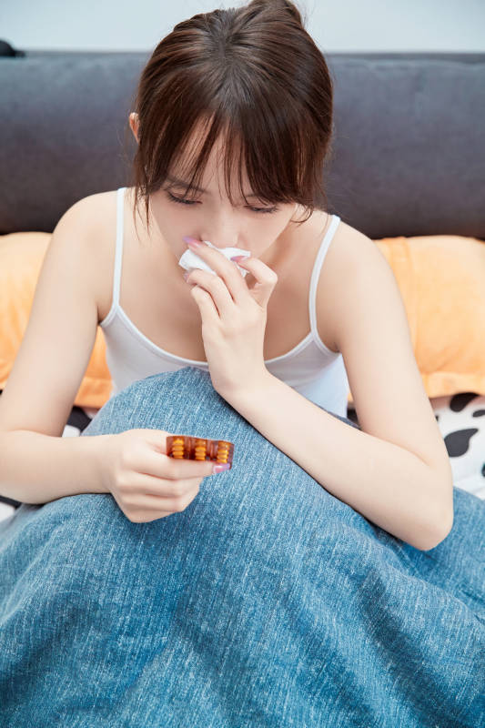 因为生病在家躺在床上的养病的少女图片