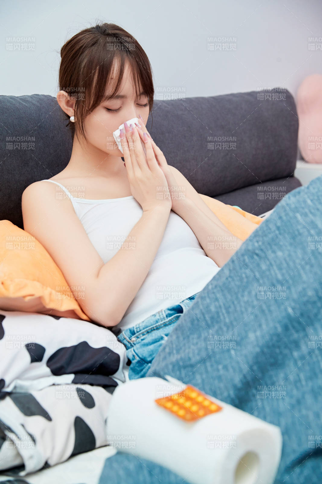 因为生病在家躺在床上的养病的少女图片