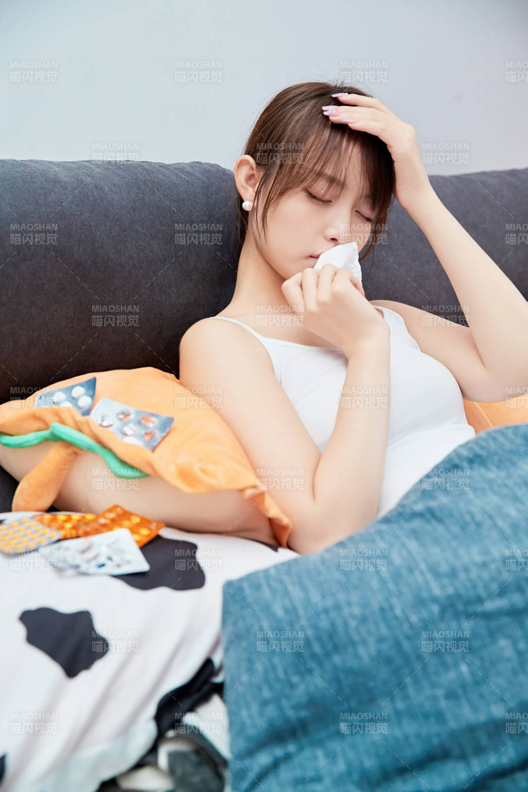 因为生病在家躺在床上的养病的少女图片