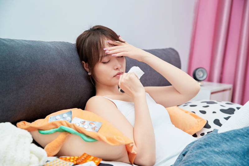 因为生病在家躺在床上的养病的少女图片