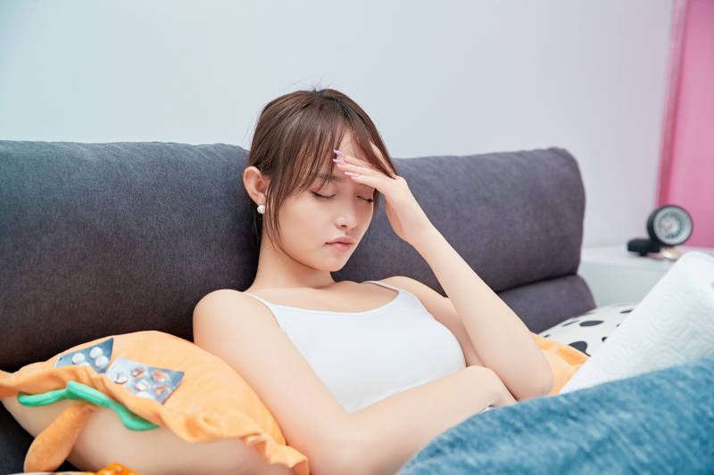 因为生病在家躺在床上的养病的少女图片