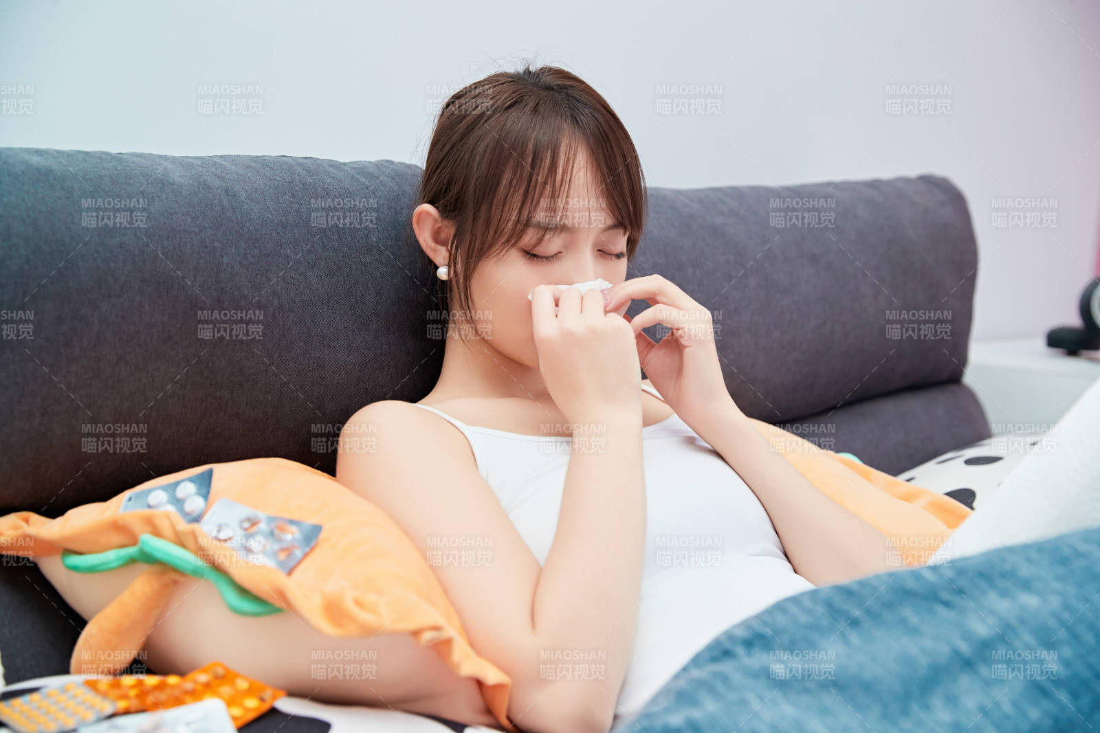 因为生病在家躺在床上的养病的少女图片