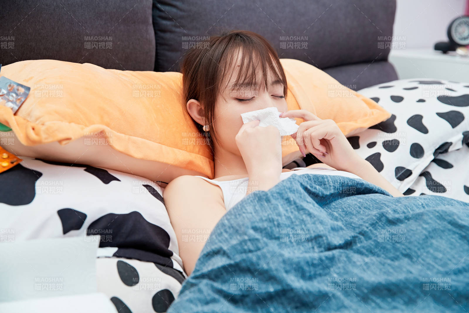 因为生病在家躺在床上的养病的少女图片