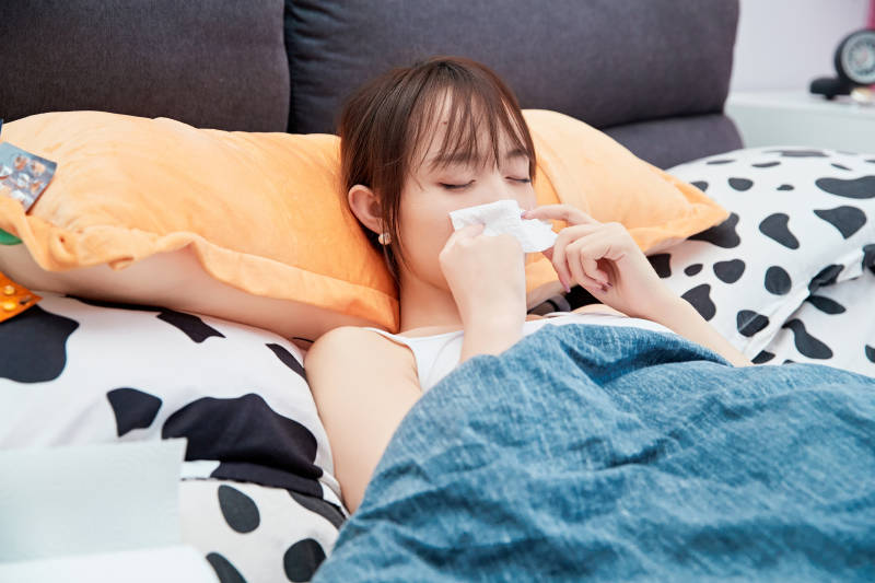 因为生病在家躺在床上的养病的少女图片