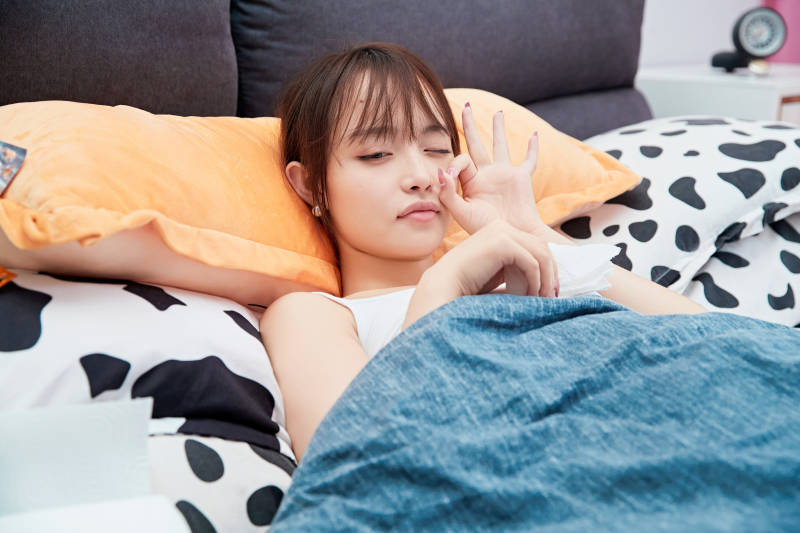 因为生病在家躺在床上的养病的少女图片