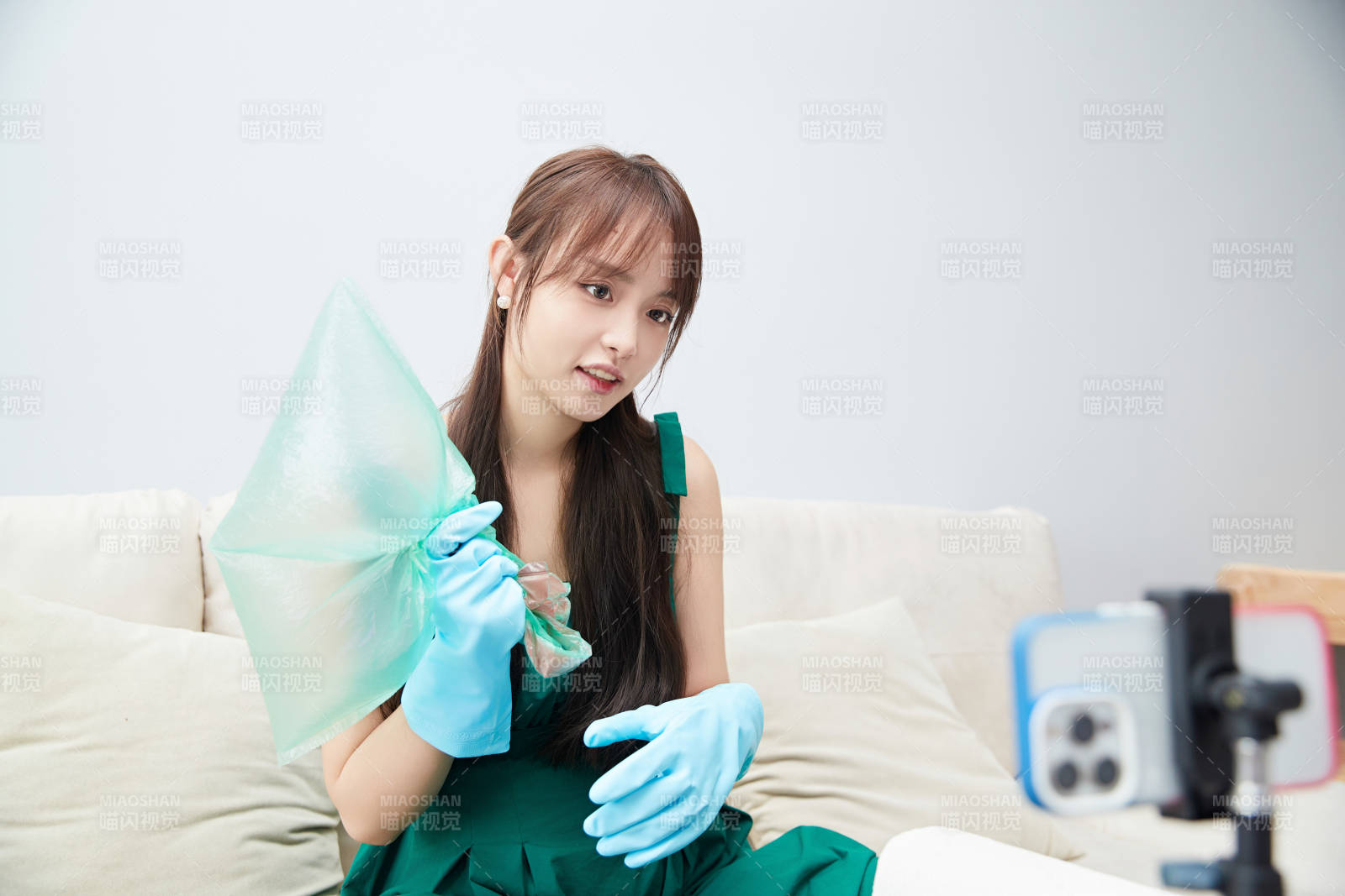 正在进行网络直播带货的美女主播图片