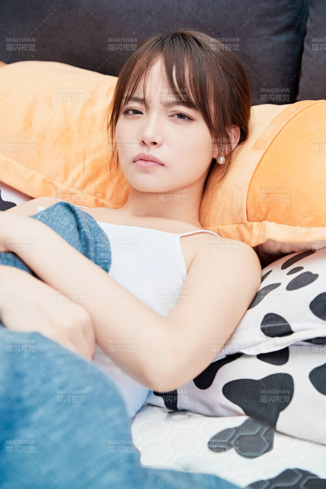 因月经痛躺在床上休息的少女图片