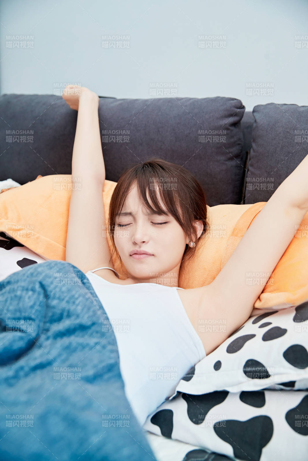 因月经痛躺在床上休息的少女图片