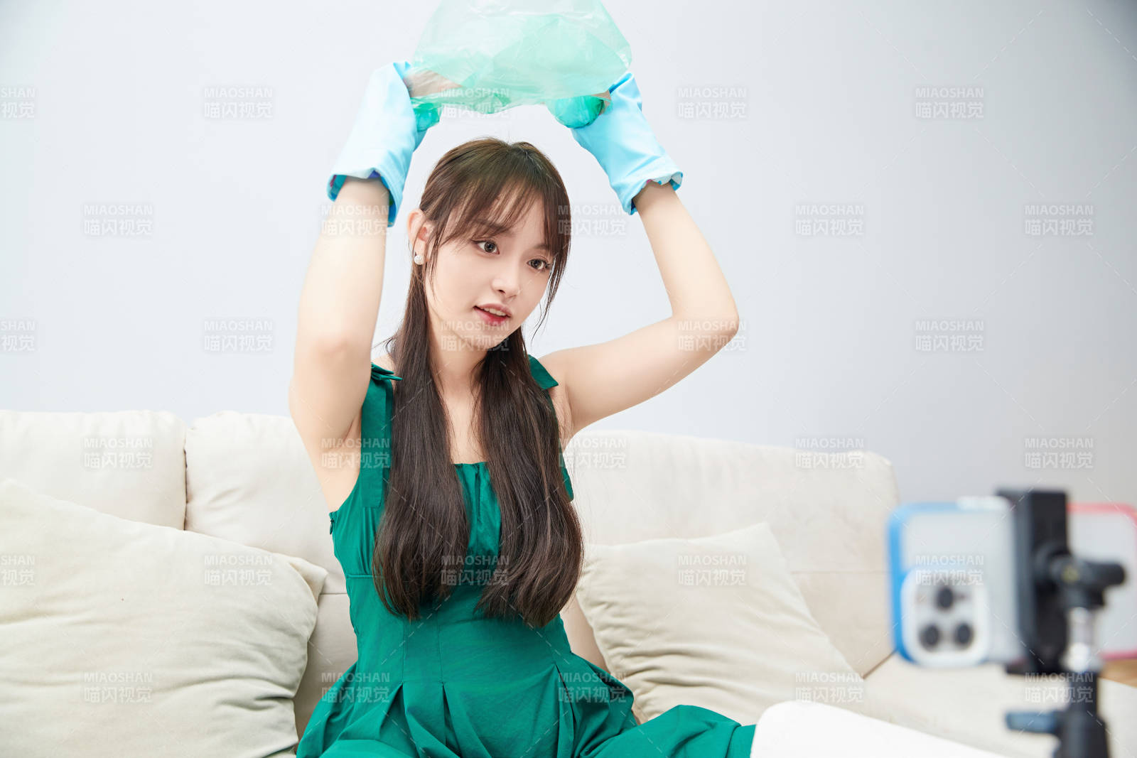 正在进行网络直播带货的美女主播图片