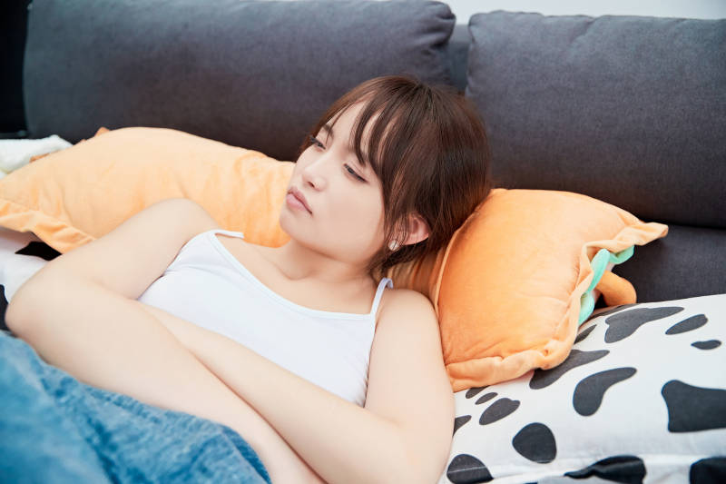 刚刚睡醒起床的亚洲女孩图片