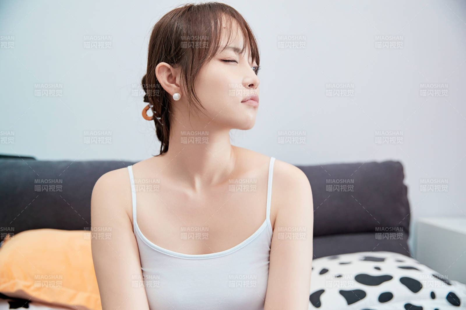 刚刚睡醒起床的亚洲女孩图片