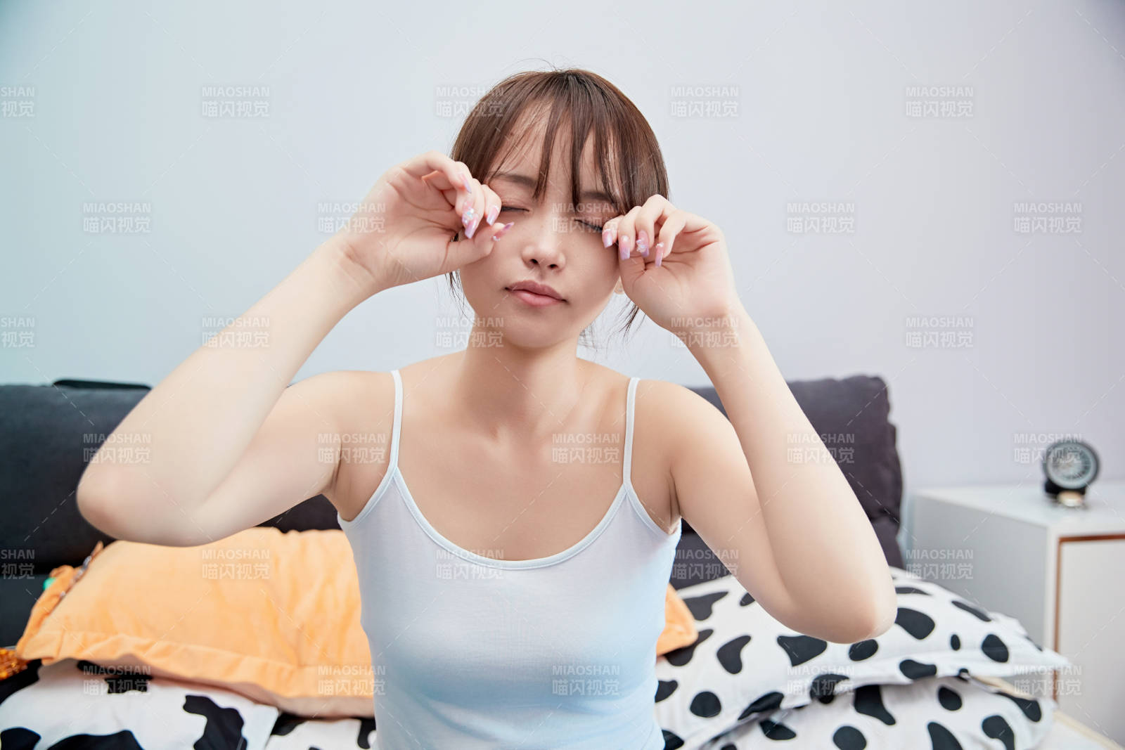 刚刚睡醒起床的亚洲女孩图片