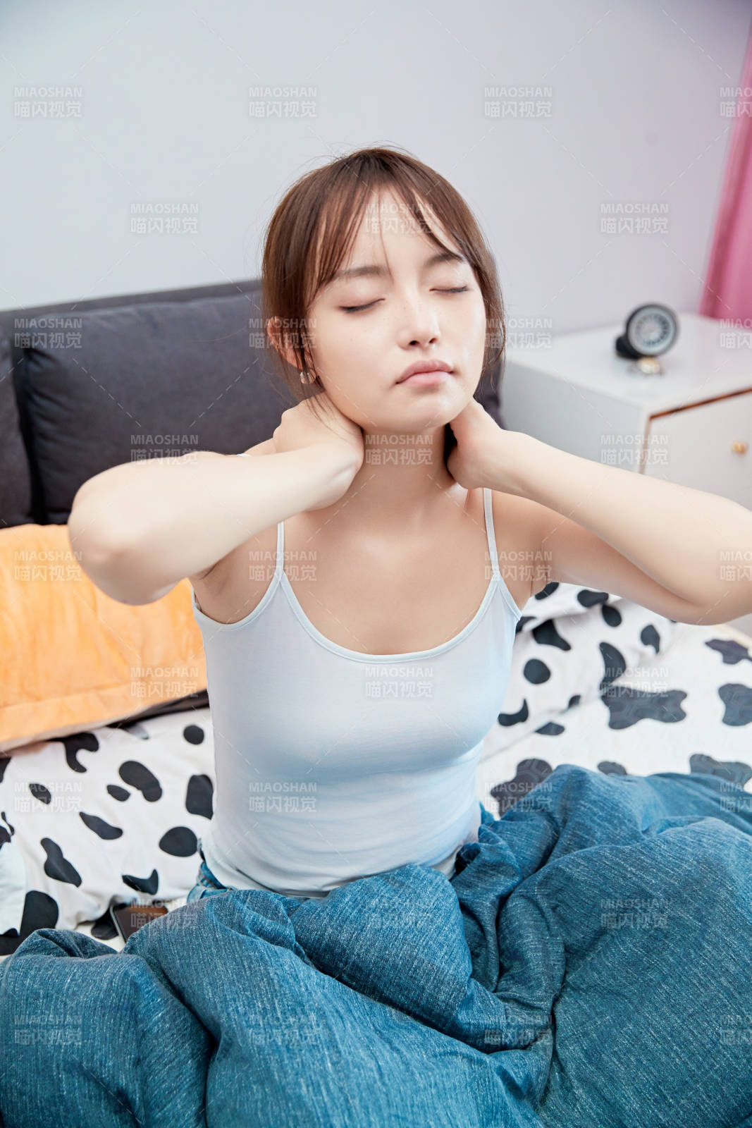 刚刚睡醒起床的亚洲女孩图片