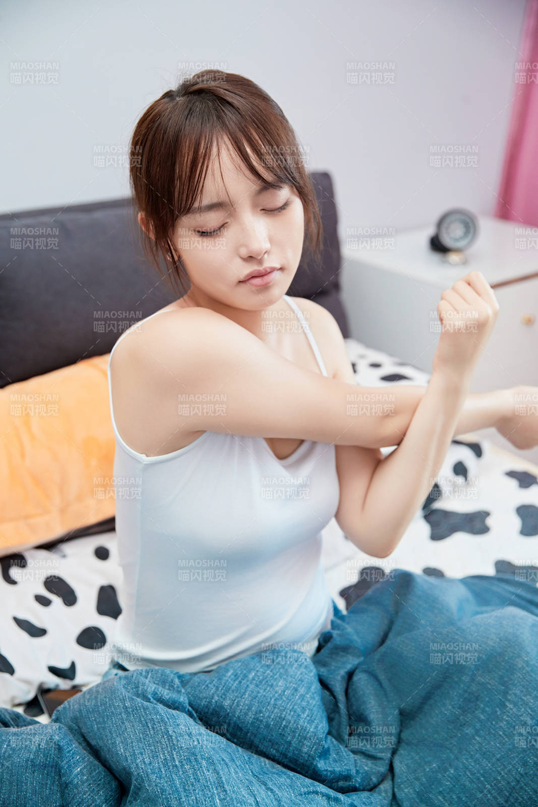 刚刚睡醒起床的亚洲女孩图片