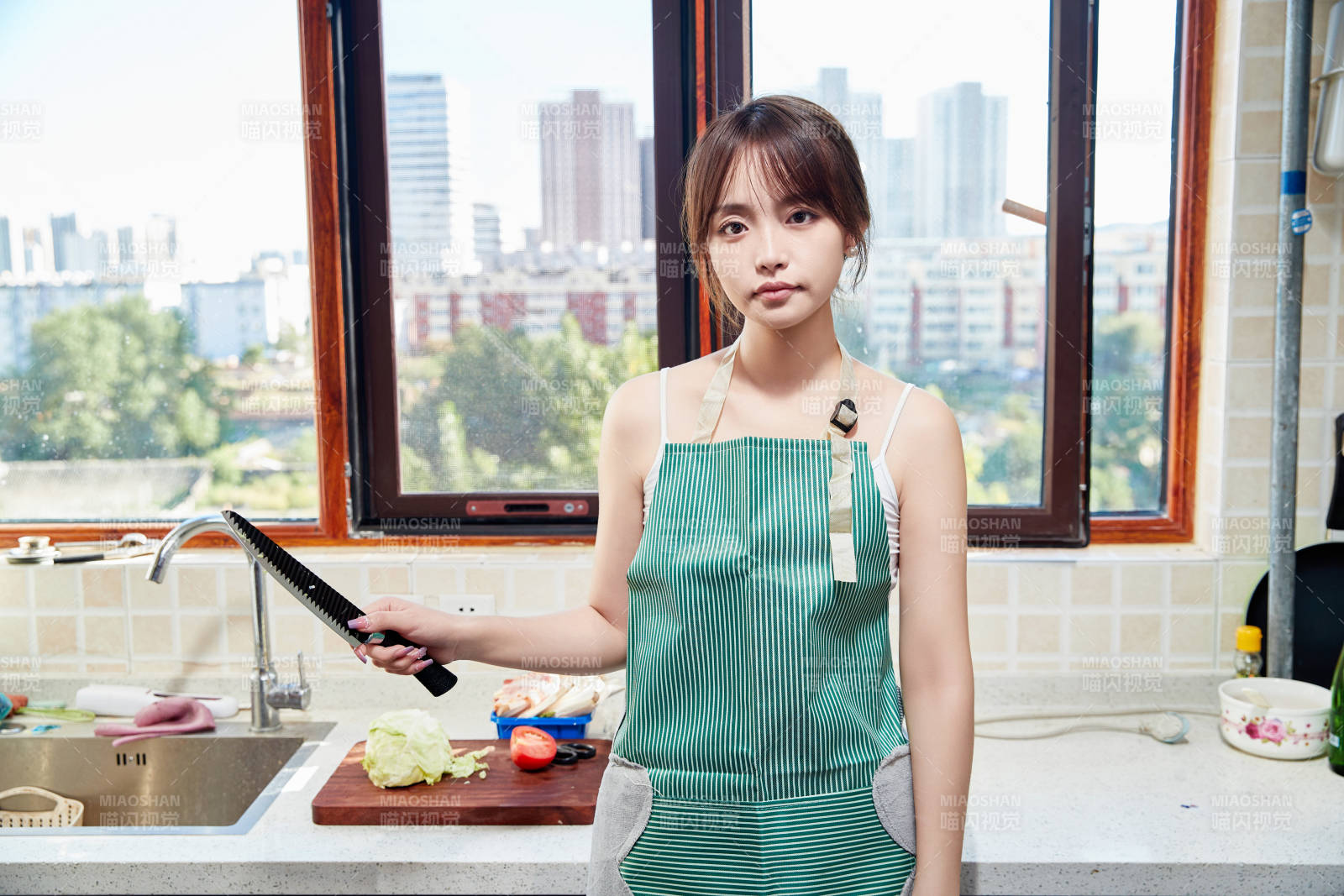 在厨房下厨做饭的年轻亚洲女性图片