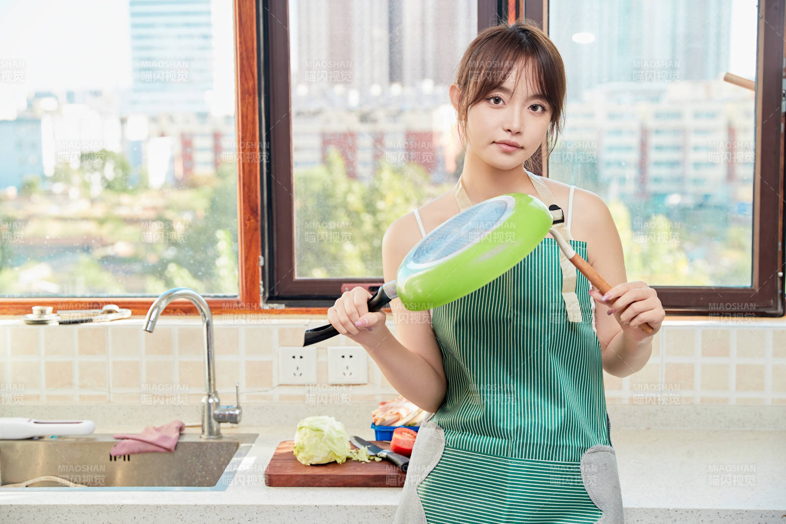 在厨房下厨做饭的年轻亚洲女性图片