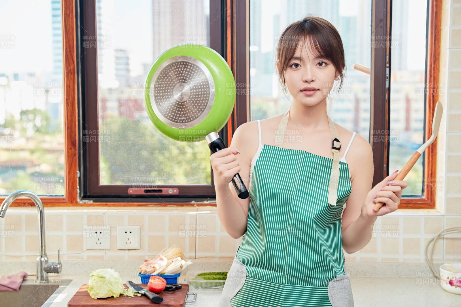 在厨房下厨做饭的年轻亚洲女性图片