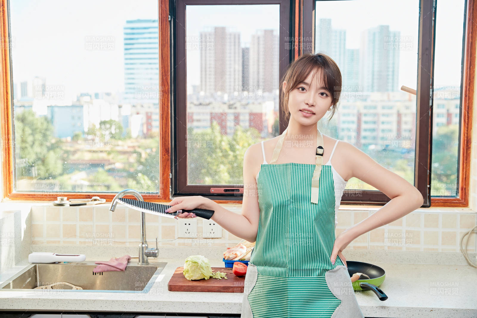 在厨房下厨做饭的年轻亚洲女性图片