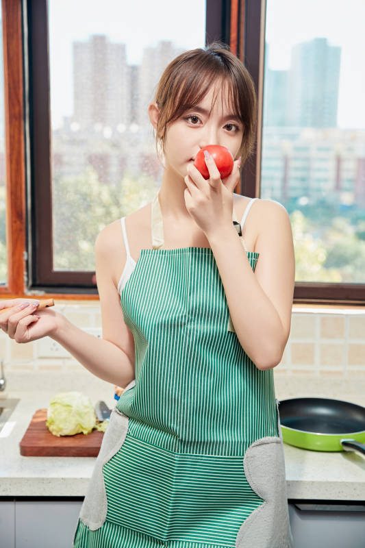 在厨房下厨做饭的年轻亚洲女性图片