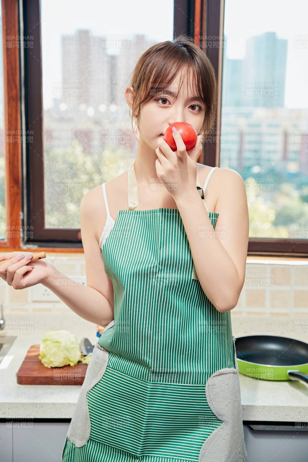 在厨房下厨做饭的年轻亚洲女性图片