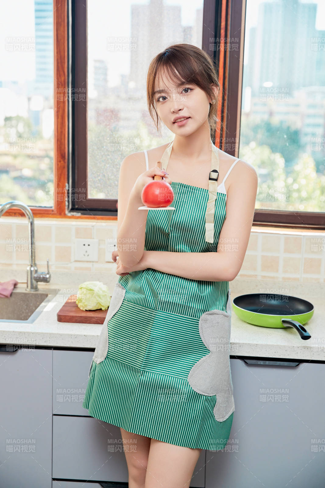 在厨房下厨做饭的年轻亚洲女性图片