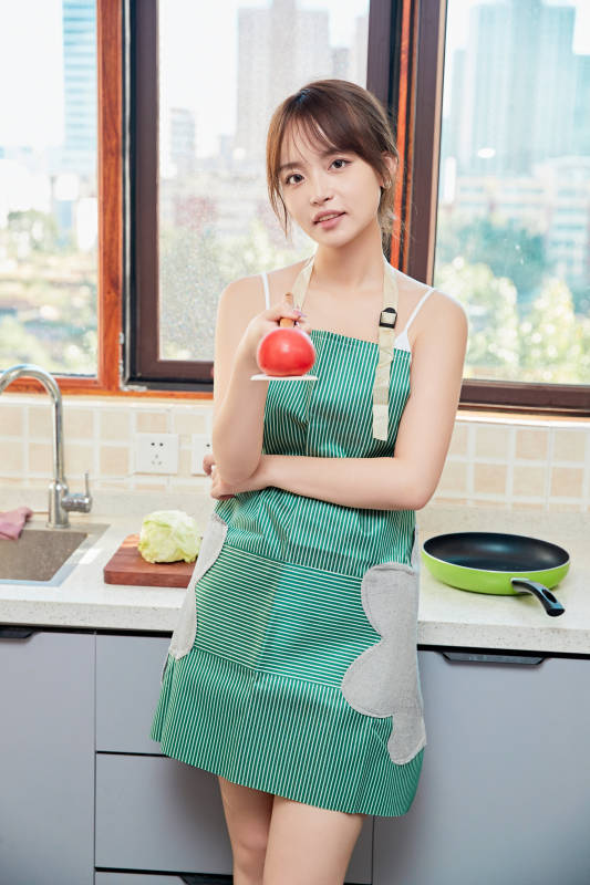 在厨房下厨做饭的年轻亚洲女性图片