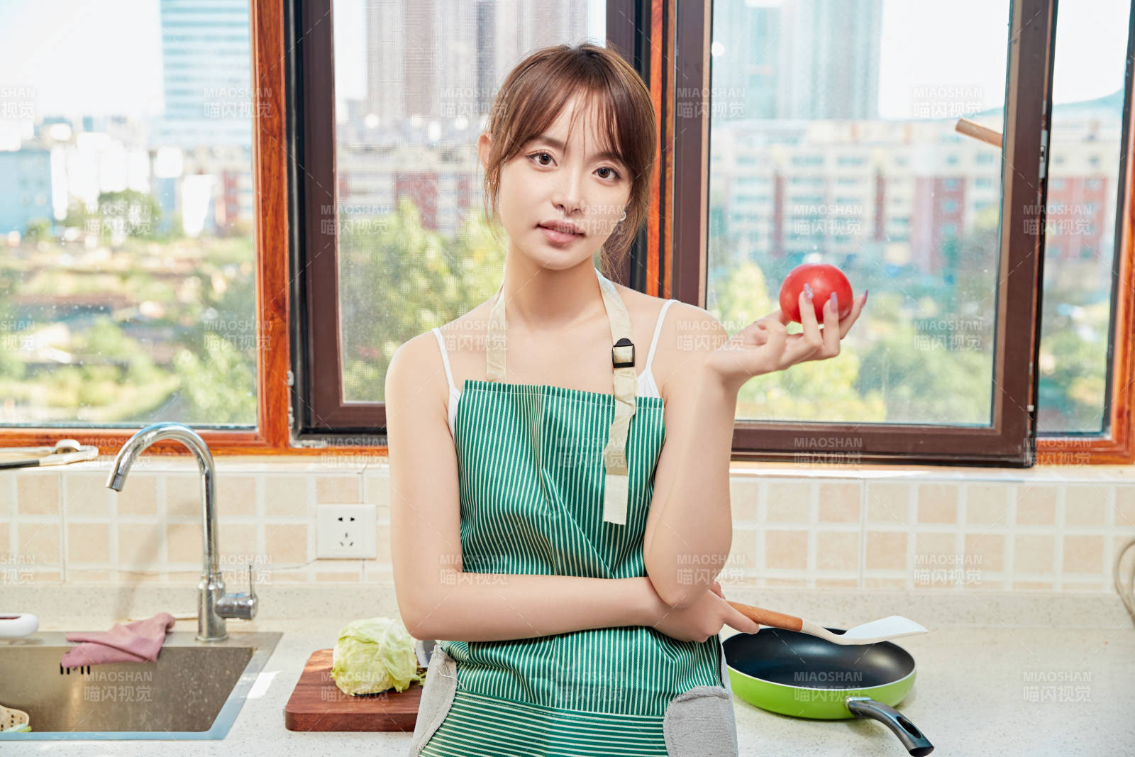 在厨房下厨做饭的年轻亚洲女性图片