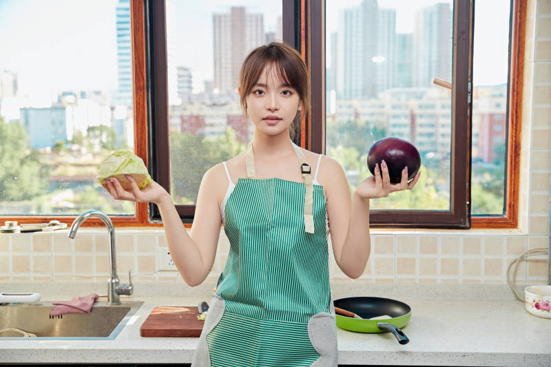 在厨房下厨做饭的年轻亚洲女性图片