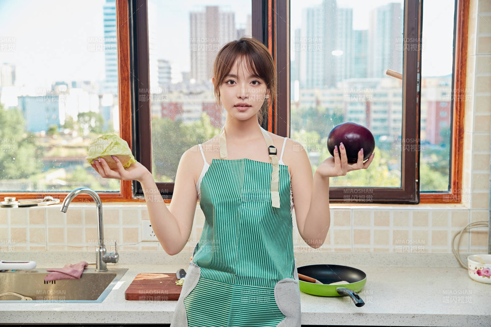 在厨房下厨做饭的年轻亚洲女性图片