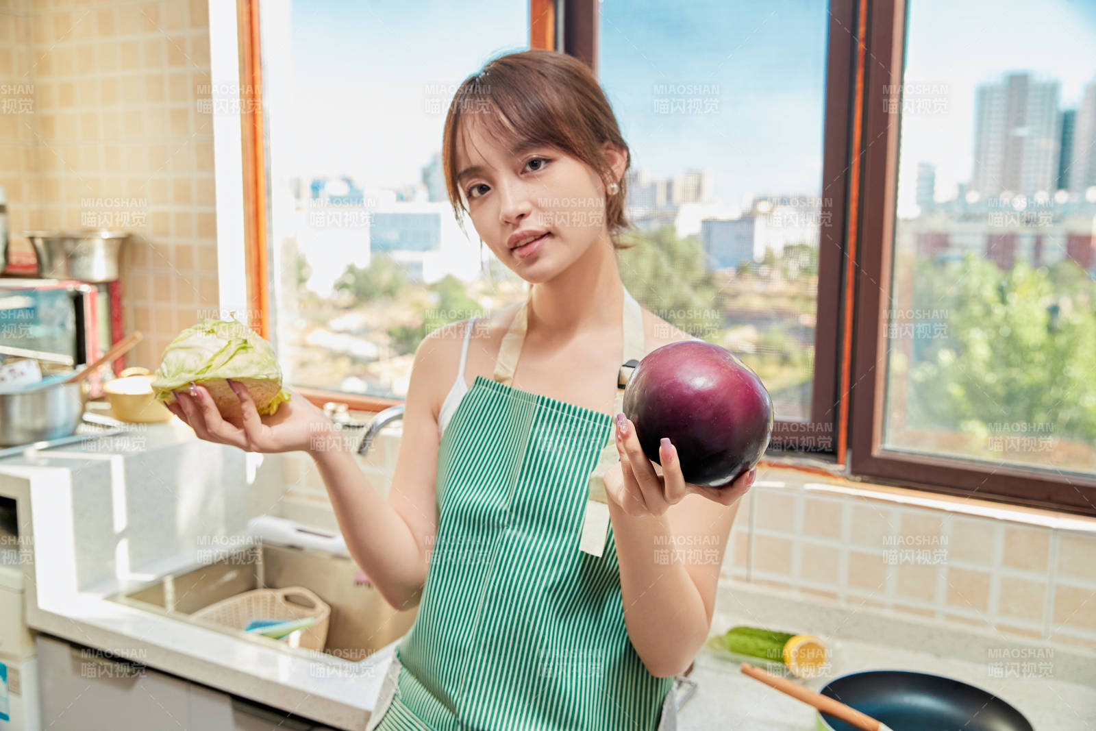 在厨房下厨做饭的年轻亚洲女性图片