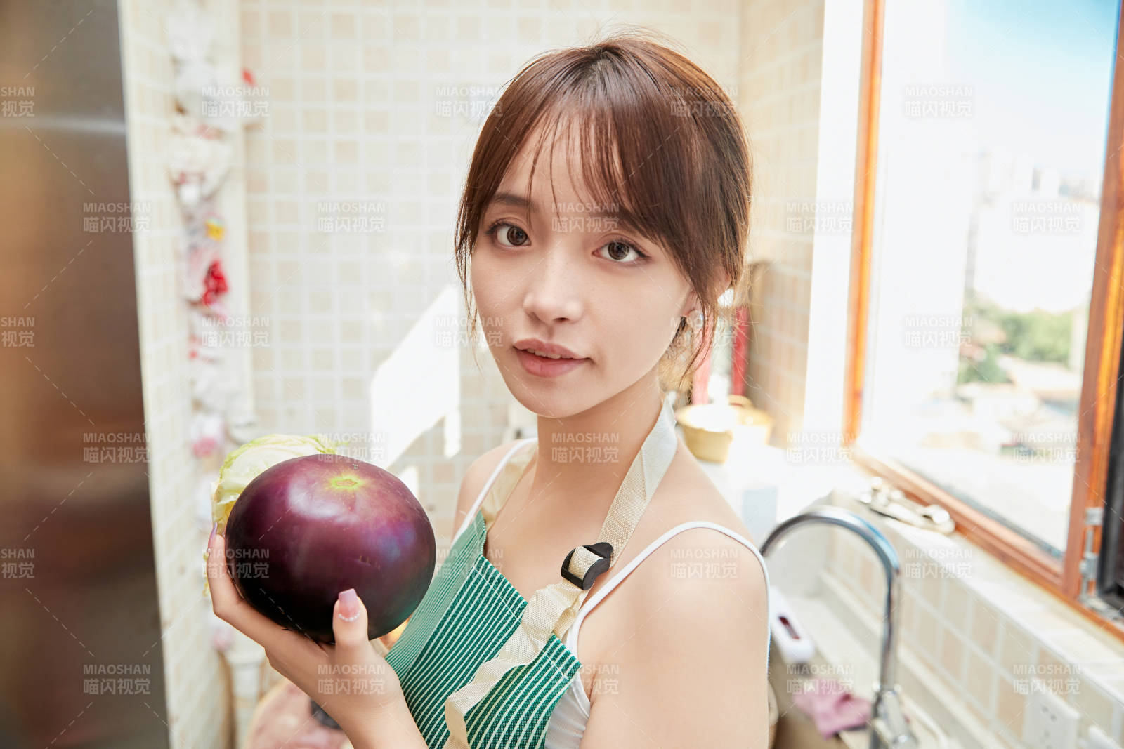 在厨房下厨做饭的年轻亚洲女性图片