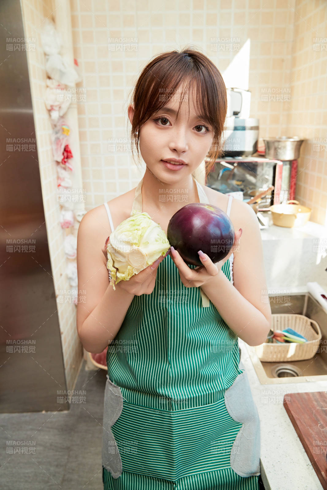 在厨房下厨做饭的年轻亚洲女性图片