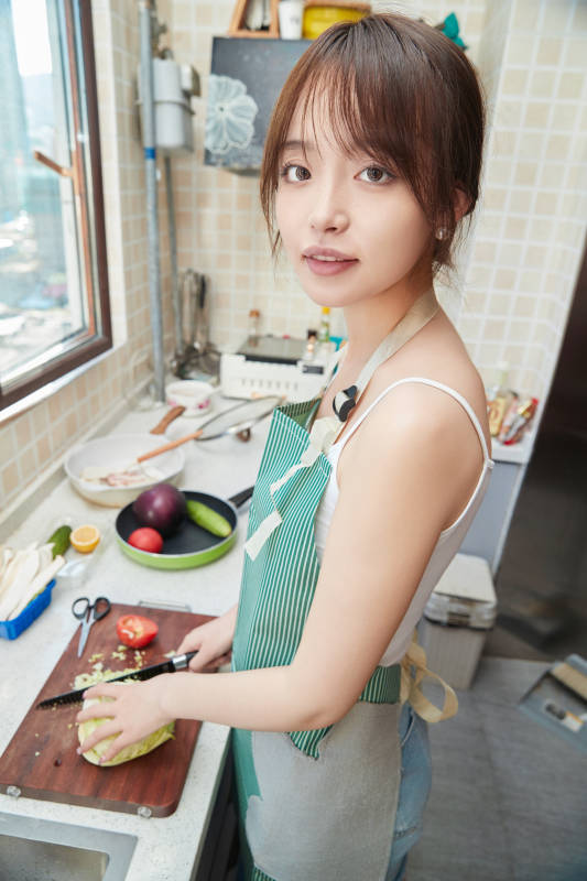 在厨房下厨做饭的年轻亚洲女性图片