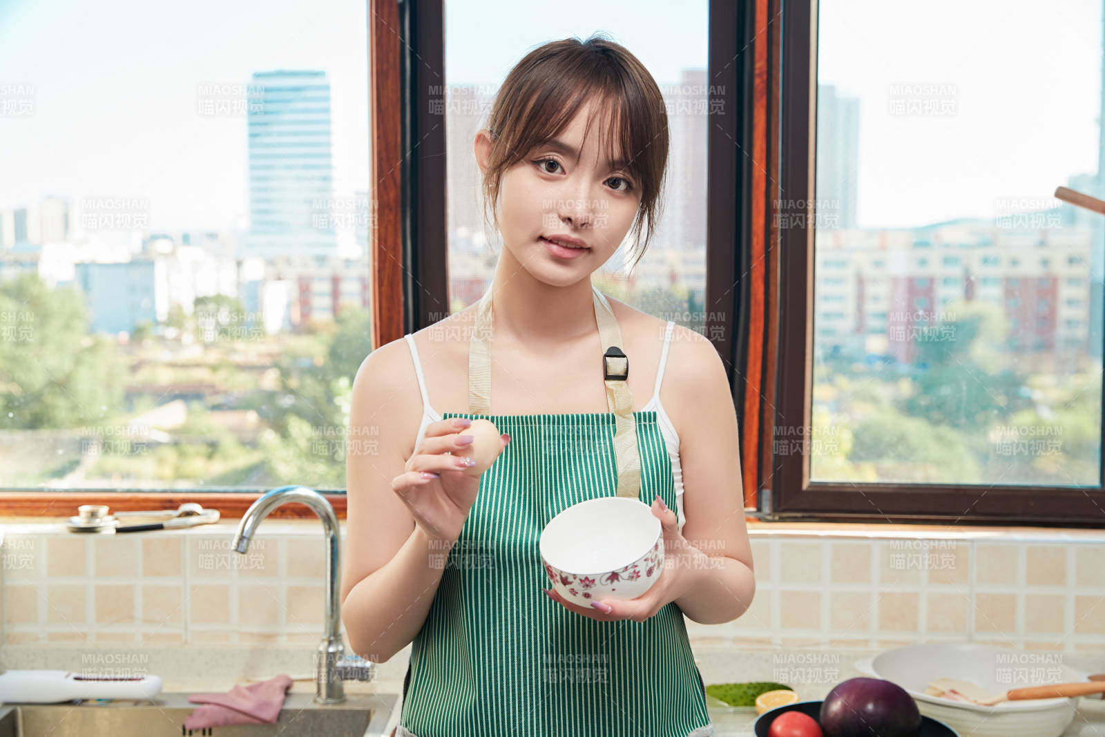 在厨房下厨做饭的年轻亚洲女性图片