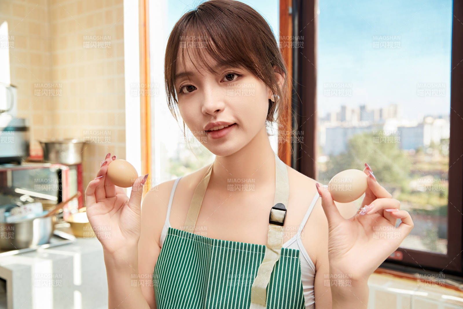 在厨房下厨做饭的年轻亚洲女性图片