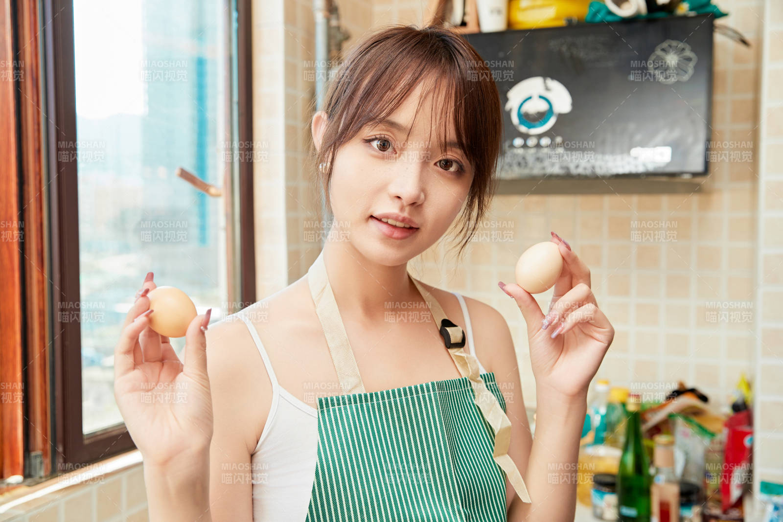 在厨房下厨做饭的年轻亚洲女性图片