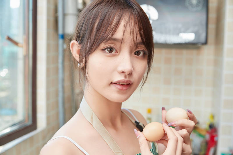 在厨房下厨做饭的年轻亚洲女性图片