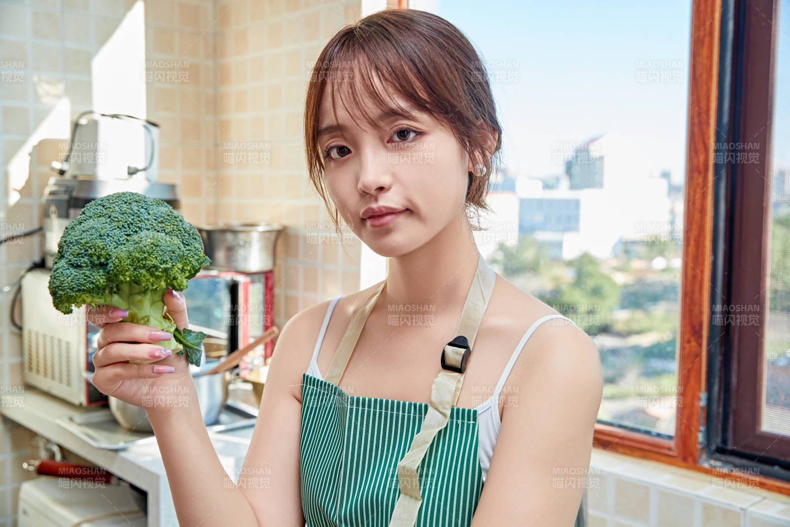 在厨房下厨做饭的年轻亚洲女性图片