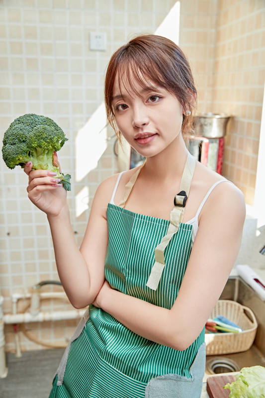 在厨房下厨做饭的年轻亚洲女性图片