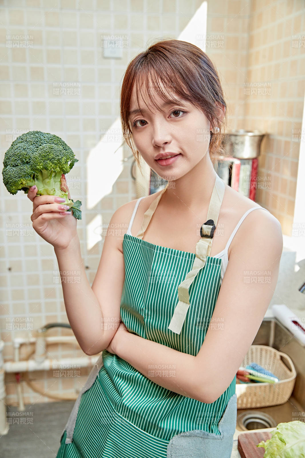 在厨房下厨做饭的年轻亚洲女性图片