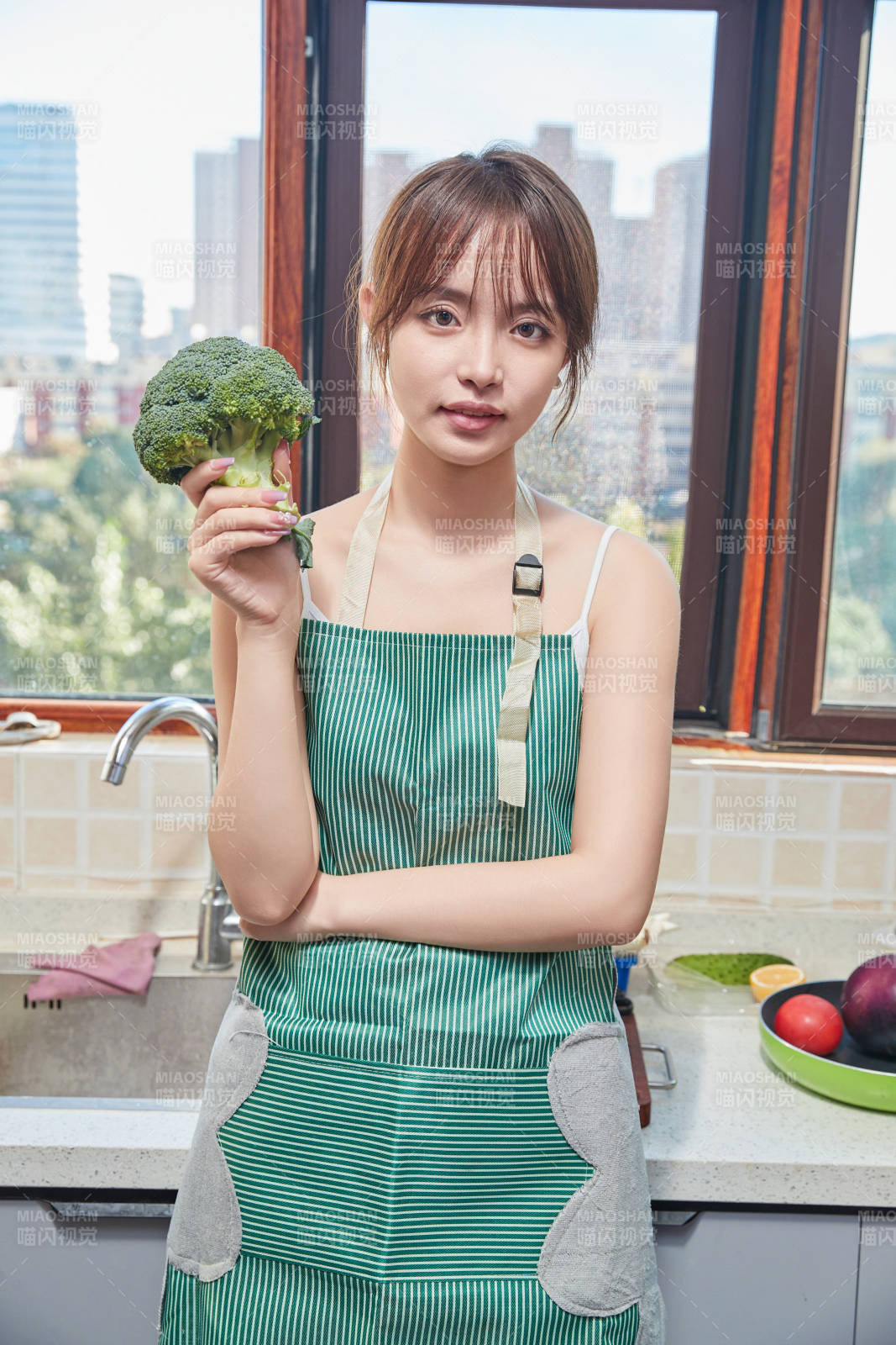 在厨房下厨做饭的年轻亚洲女性图片