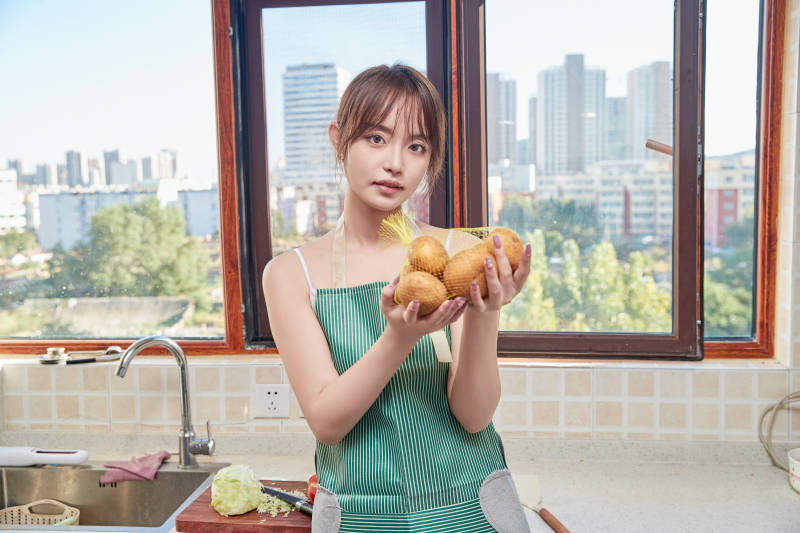 在厨房下厨做饭的年轻亚洲女性图片