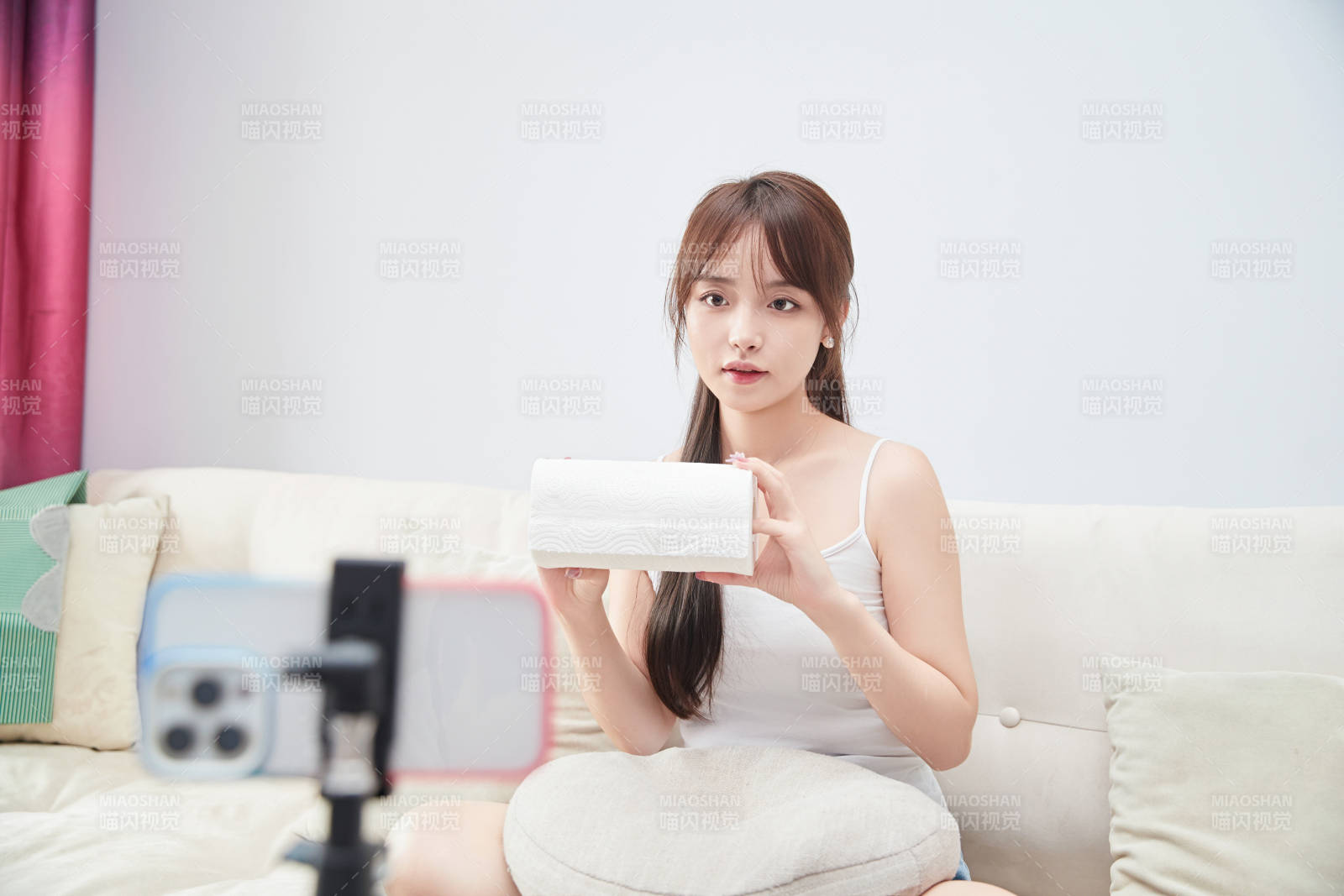 正在进行网络直播带货的美女主播图片