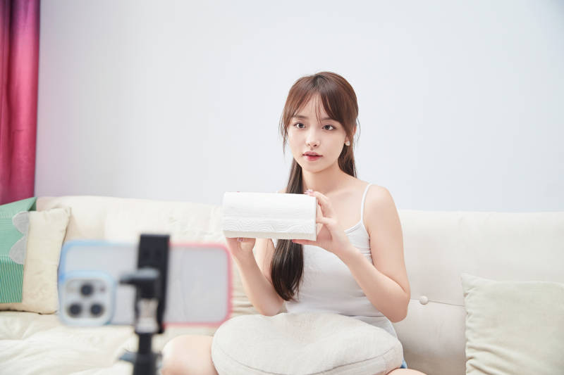 正在进行网络直播带货的美女主播图片