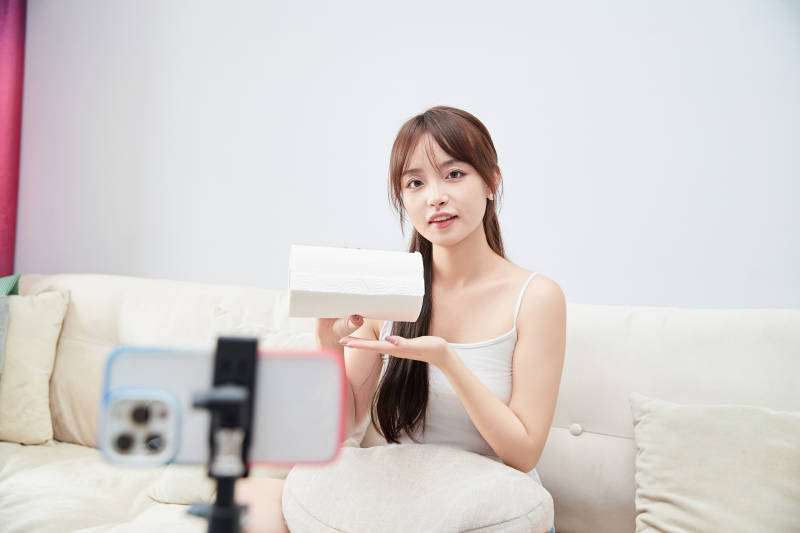 正在进行网络直播带货的美女主播图片