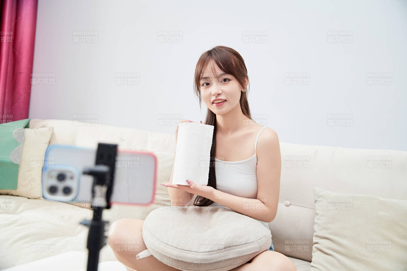 正在进行网络直播带货的美女主播图片